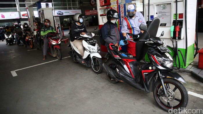 Warga melakukan pengisian BBM jenis Pertamax di SPBU Kuningan, Jakarta Selatan, Rabu (30/3/2022). Kabar berhembus BBM Ron 92 Pertamax bakal naik pada 1 April 2022. Kenaikan harga ini memang santer dikabarkan seiring dengan melejitnya harga minyak dunia.