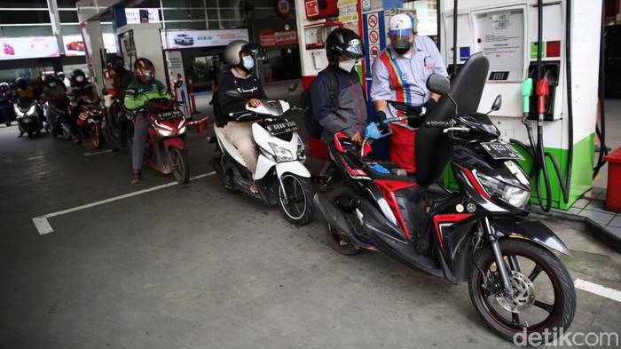 Warga melakukan pengisian BBM jenis Pertamax di SPBU Kuningan, Jakarta Selatan, Rabu (30/3/2022). Kabar berhembus BBM Ron 92 Pertamax bakal naik pada 1 April 2022. Kenaikan harga ini memang santer dikabarkan seiring dengan melejitnya harga minyak dunia.
