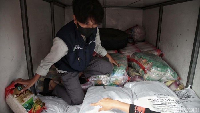 Warga membeli kebutuhan pokok di Bazar Murah Ramadan di kawasan kantor Dinas Perindustrian Perdagangan Koperasi Usaha Kecil Menegah (PPKUKM), Kelapa Gading, Jakarta Utara, Rabu (29/3/2022).