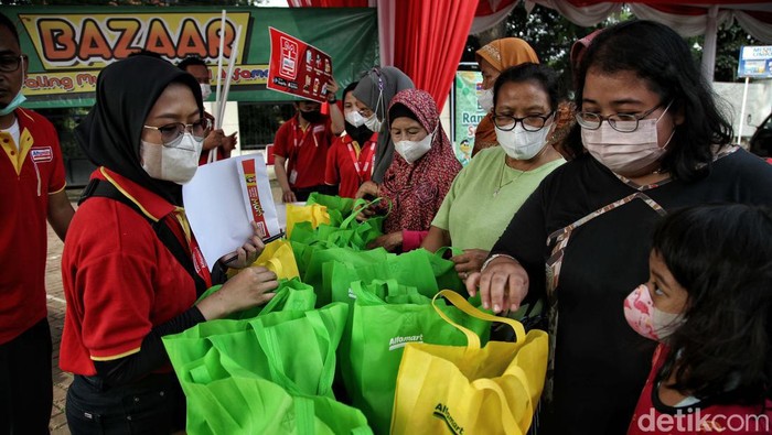 Ibu-ibu Ada Bazar Murah Ramadan Nih Warga membeli kebutuhan pokok di Bazar Murah Ramadan di kawasan kantor Dinas Perindustrian Perdagangan Koperasi Usaha Kecil Menegah (PPKUKM), Kelapa Gading, Jakarta Utara, Rabu (29/3/2022).