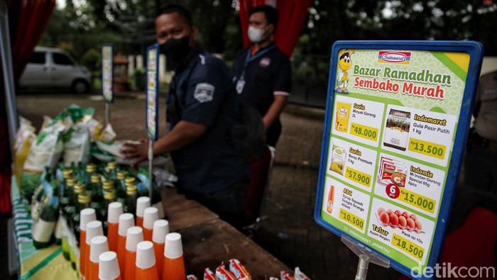 Warga membeli kebutuhan pokok di Bazar Murah Ramadan di kawasan kantor Dinas Perindustrian Perdagangan Koperasi Usaha Kecil Menegah (PPKUKM), Kelapa Gading, Jakarta Utara, Rabu (29/3/2022).