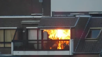 Efek pantulan Matahari terbenam bikin seolah kebakaran.  Foto: Pocket-lint