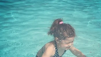 Ayo tebak anak kecil ini di atas atau dalam air? Foto: Pocket-lint