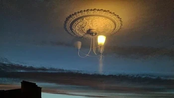 Ada yang pasang lampu di langit. Foto: Pocket-lint