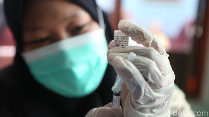 Ilustrasi vaksinasi booster di Surabaya