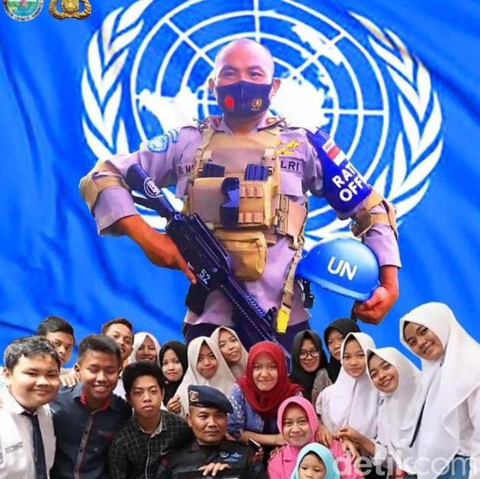 Ipda Rochmat Tri Marwoto bersama sebagian dari anak asuhnya.