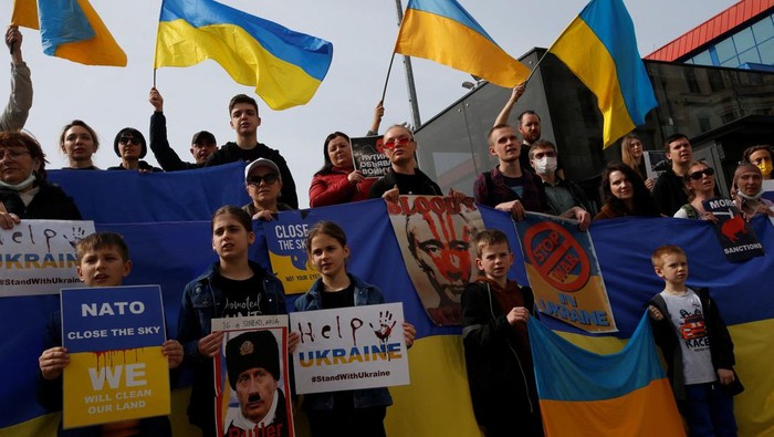 Jadi Lokasi Perundingan Rusia-Ukraina, Warga Turki Demo Tolak Perang Perundingan antara Rusia dan Ukraina digelar di Turki. Menyikapi negosiasi tersebut, sejumlah warga di Turki gelar aksi menolak perang.