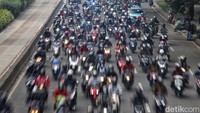 Terlihat kendaraan cukup tersendat, dikarenakan ramainya kendaraan dan tepat di pertemuan antara arah Kelapa Gading dan Rawamangun.  