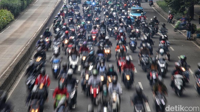 Ratusan kendaraan melintas di kawasan Jalan Perintis Kemerdekaaan dan Yos Sudarso, Jakarta, Kamis (30/3/2022). Pantauan di lapangan sejak jam 8 pagi, kendaraan motor dan mobil mulai ramai.