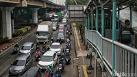 Jalur ini memang sering macet karena banyak kendaraan kontainer yang melintas.  