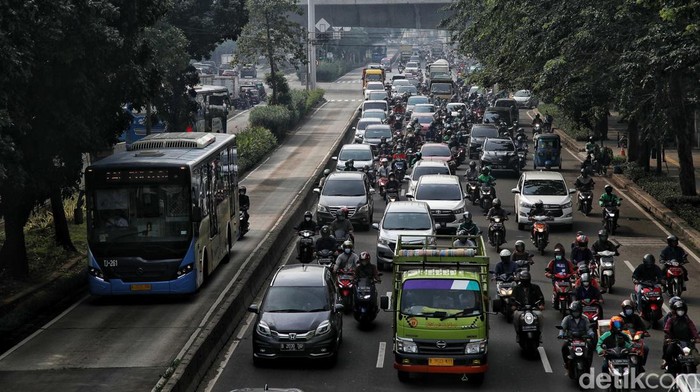 Jakarta Macet Lagi, Siap Transisi ke Endemi Ratusan kendaraan melintas di kawasan Jalan Perintis Kemerdekaaan dan Yos Sudarso, Jakarta, Kamis (30/3/2022). Pantauan di lapangan sejak jam 8 pagi, kendaraan motor dan mobil mulai ramai.
