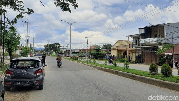 Jalan Brigjen Katamso, Kota Kendari yang dulu rusak parah kini sudah diperbaiki Pemprov Sultra (detikcom/Nadhir Attamimi).