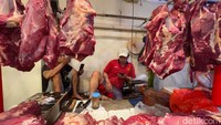 Salah satunya harga daging sapi di Pasar Senen, Jakarta Pusat, Rabu (30/03/2022), mencapai Rp 135 ribu per/Kg.  
