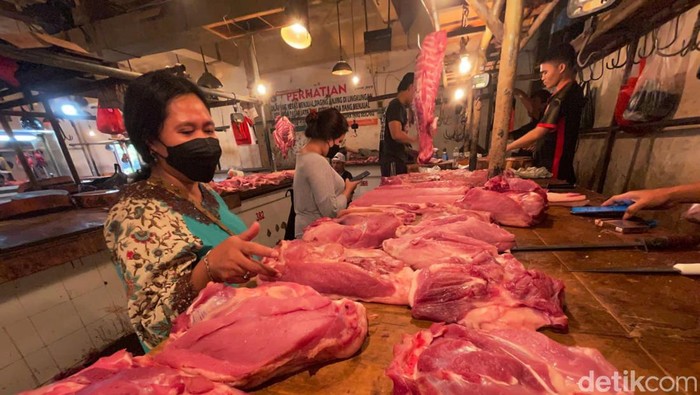 Salah satunya harga daging sapi di Pasar Senen, Jakart Pusat, Rabu (30/03/2022), mencapai Rp 135 ribu per/Kg.
