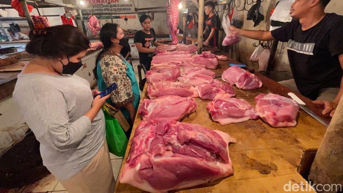 Salah satunya harga daging sapi di Pasar Senen, Jakart Pusat, Rabu (30/03/2022), mencapai Rp 135 ribu per/Kg.