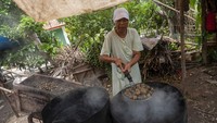 Petani memproduksi buah kolang-kaling di Kampung Rancagawe, Lebak, Banten, Rabu (30/3/2022).