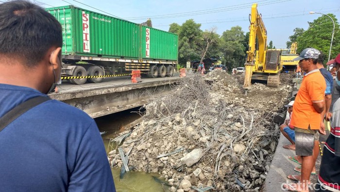 Jembatan nasional di Lamongan ambles pada Selasa (29/3) pukul 13.00 WIB. Jembatan Balun ini ambles sedalam 1 meter dan sepanjang sekitar 25 meter.