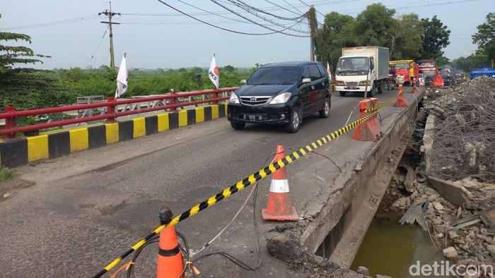 Jembatan nasional di Lamongan ambles pada Selasa (29/3) pukul 13.00 WIB. Jembatan Balun ini ambles sedalam 1 meter dan sepanjang sekitar 25 meter.