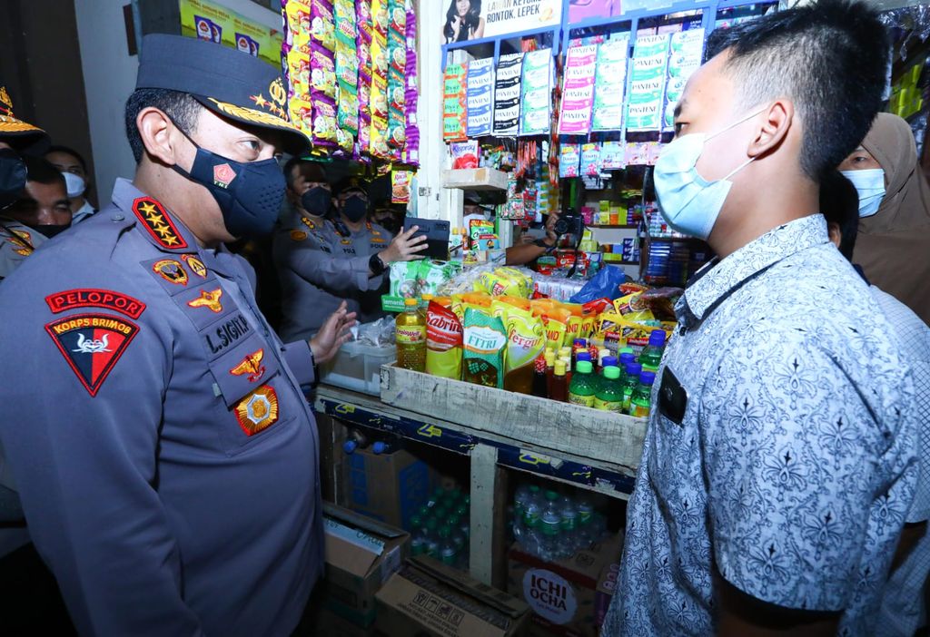 Kapolri Jenderal Listyo Sigit berdialog dan mendengar curhat pedagang