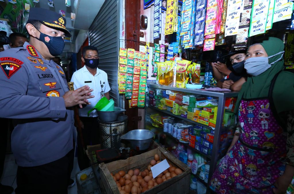 Kapolri Jenderal Listyo Sigit berdialog dan mendengar curhat pedagang