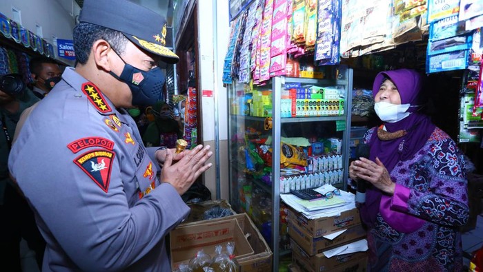 Kapolri Jenderal Listyo Sigit berdialog dan mendengar curhat pedagang