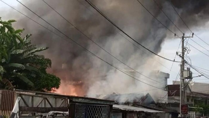 Kebakaran melanda kawasan permukiman padat penduduk di Jalan Ablam Kota Makassar (Dok. Istimewa)