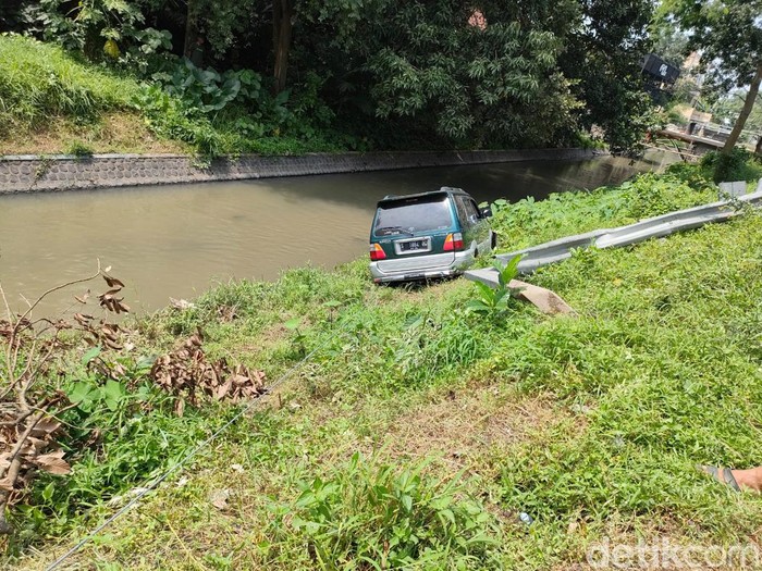 Mobil Toyota Kijang LGX nopol S 1884 OG tercebur ke sungai di Jombang setelah menabrak pembatas jalan. Kecelakaan itu dipicu sopir yang mengantuk.