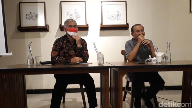 Ketua Satgas Waspada Investasi (SWI) Tongam L Tobing (kanan) dan Kepala OJK Solo, Eko Yuniarto (kiri) di Solo, Rabu (30/3/2022).