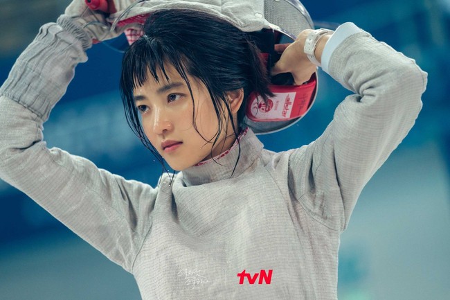 Berselang satu tahun, Kim Tae Ri juga beradegan ciuman dengan aktris Jung Hyun dalam film lesbian berjudul Moon Young. Foto: dok. tvN