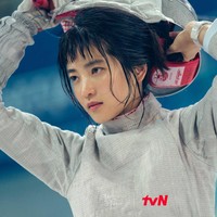 Berselang satu tahun, Kim Tae Ri juga beradegan ciuman dengan aktris Jung Hyun dalam film lesbian berjudul Moon Young. Foto: dok. tvN