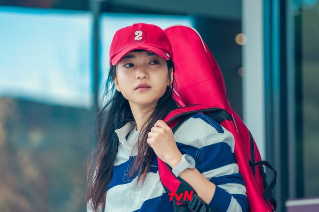 Ciuman pertama Kim Tae Ri sebenarnya ialah dengan seorang aktris. Pada 2016, dia membintangi film The Handmaiden yang mengangkat kisah cinta pasangan lesbian. Foto: dok. tvN