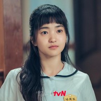 Namun adegan ciuman Kim Tae Ri dan Nam Joo Hyuk menuai pro kontra di tengah netizen Korea, karena karakternya masih di bawah umur dan berstatus siswa SMA. Foto: dok. tvN