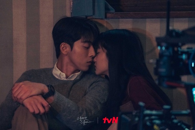 Episode yang menampilkan ciuman Kim Tae Ri dan Nam Joo Hyuk pun mencetak rating tinggi mencapai 10,8 persen. Namun tak sedikit yang mengira ciuman itu merupakan yang pertama bagi Kim Tae Ri. Foto: dok. tvN