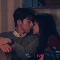 Episode yang menampilkan ciuman Kim Tae Ri dan Nam Joo Hyuk pun mencetak rating tinggi mencapai 10,8 persen. Namun tak sedikit yang mengira ciuman itu merupakan yang pertama bagi Kim Tae Ri. Foto: dok. tvN