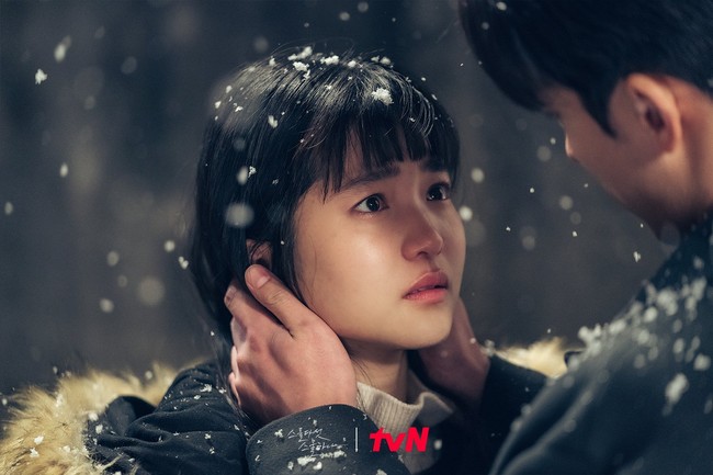 Kim Tae Ri dan Nam Joo Hyuk membuat penonton drama Korea Twenty Five Twenty One baper dengan adegan ciuman dalam episode 12. Ciuman itu telah dinantikan karena baru ditayangkan menjelang tamat. Foto: dok. tvN