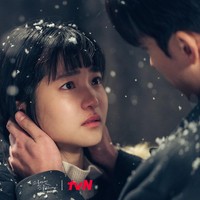 Kim Tae Ri dan Nam Joo Hyuk membuat penonton drama Korea Twenty Five Twenty One baper dengan adegan ciuman dalam episode 12. Ciuman itu telah dinantikan karena baru ditayangkan menjelang tamat. Foto: dok. tvN