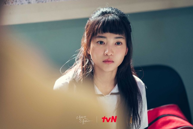 Film The Handmaiden sekaligus menandai debut aktingnya sebagai seorang aktris. Kim Tae Ri bahkan tampil beradegan intim dengan lawan mainnya, aktris Kim Min Hee. Foto: dok. tvN