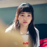Film The Handmaiden sekaligus menandai debut aktingnya sebagai seorang aktris. Kim Tae Ri bahkan tampil beradegan intim dengan lawan mainnya, aktris Kim Min Hee. Foto: dok. tvN