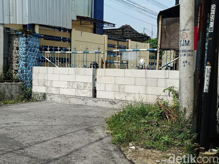Kondisi jalan Dahlia yang ditembok Polresta Solo.
