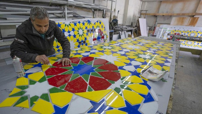 Kota Ramallah Palestina Berhias Sambut Ramadan Palestinian labors work on an Islamic style monument that consists of lantern and a crescent, two symbolic icons of the Islamic holy month of Ramadan, in the West Bank city of Ramallah, Tuesday, March 29, 2022. The monument is built by the municipality of Ramallah to decorate a main square at the center of the city, where it will be illuminated during a mass event to celebrate the upcoming Ramadan. (AP Photo/Nasser Nasser)