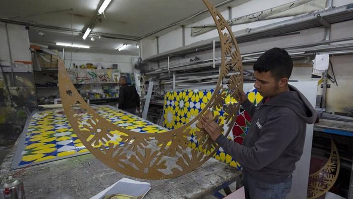 Kota Ramallah Palestina Berhias Sambut Ramadan Palestinian labors work on an Islamic style monument that consists of lantern and a crescent, two symbolic icons of the Islamic holy month of Ramadan, in the West Bank city of Ramallah, Tuesday, March 29, 2022. The monument is built by the municipality of Ramallah to decorate a main square at the center of the city, where it will be illuminated during a mass event to celebrate the upcoming Ramadan. (AP Photo/Nasser Nasser)