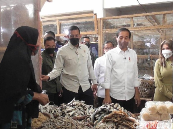 Kunjungan Presiden Jokowi ke Pasar Baledono Purworejo, Rabu (30/3/2022).