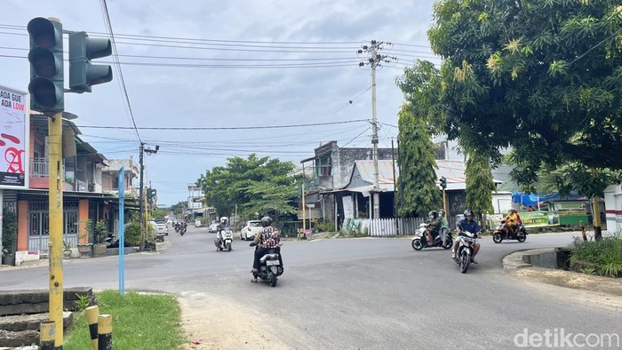 Lampu lalu lintas di perempatan Jalan Agussalim-Jalan Jambu sudah 4 tahun tidak berfungsi dan membahayakan pengguna jalan.
