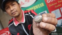 Salah satu pedagang, Rudy (45) menunjukan salah satu koleksi batu akik di di Jalan Kebon Kalapa, Bandung, Rabu (30/3/2022). Meski pamornya sudah redup, Rudy yang memulai bisnis jual beli batu akik sejak tahun 2014 masih bertahan.