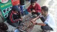 Rudy membuka lapak di selasar pertokoan yang ada di Jalan Kebon Kalapa, Bandung.