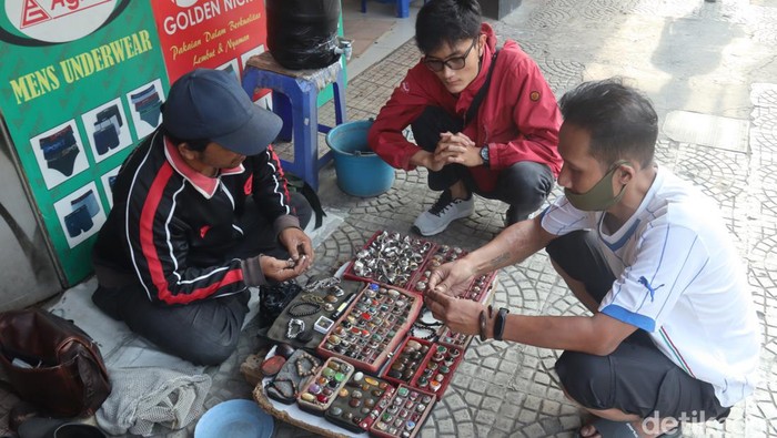Lapak Batu Akik di Bandung Ini Pernah Berjaya Pada Masanya Sekitar Tahun 2014 - 2015 batu akik sempat berjaya dan digandrungi masyarakat. Harganya selangit dan hal tersebut memberikan banyak keuntungan bagi kolektor batu akik.