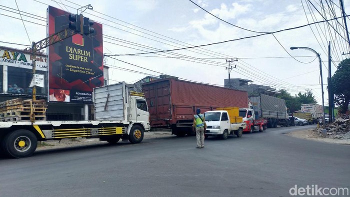 Macet di Jalan Raya Daendles/Pantura Lamongan. Macet parah dampak pengalihan arus akibat amblesnya Jembatan Balun lamongan.