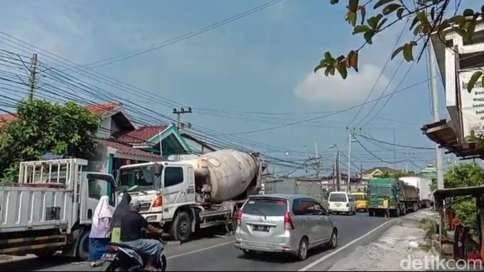 Macet di Jalan Raya Daendles/Pantura Lamongan. Macet parah dampak pengalihan arus akibat amblesnya Jembatan Balun lamongan.
