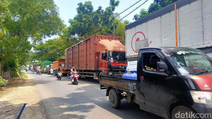 Macet di Jalan Raya Daendles/Pantura Lamongan. Macet parah dampak pengalihan arus akibat amblesnya Jembatan Balun lamongan.