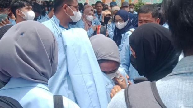 Mahasiswi yang mengikuti sidang menangis (Raja-detikcom) Mahasiswi yang mengikuti sidang menangis (Raja-detikcom)